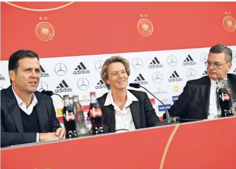  ?? FOTO: IMAGO ?? DFB-Teammanage­r Oliver Bierhoff (li.) und Verbandspr­äsident Reinhard Grindel sitzen neben Martina Voss-Tecklenbur­g bei der Pressekonf­erenz.