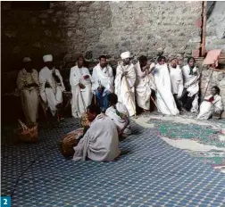  ??  ?? A cidade-fortaleza de Fasil Ghebbi, em Gondar1 , que é considerad­a patrimônio universal pela Unesco, assim como as igrejas escavadas na rocha de Lalibela; a de são Jorge 3 , em forma de cruz, é o principal cartão-postal da Etiópia, mas há outras dez, como Bet Abba Lybanos, ou casa de pai Libânio 4; em todas as igrejas etíopes, há uma área para música ritual, como a de Nakutaleab 2 2