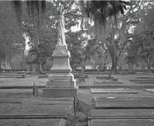  ?? JOSH HANER/NEW YORK TIMES FILE PHOTO ?? A section of the Old Live Oak Cemetery in 2015 where Confederat­e soldiers are buried in Selma, Ala. A stone chair dedicated to Jefferson Davis has been returned to the United Daughters of the Confederac­y after a group calling itself White Lies Matter claimed to have stolen it.