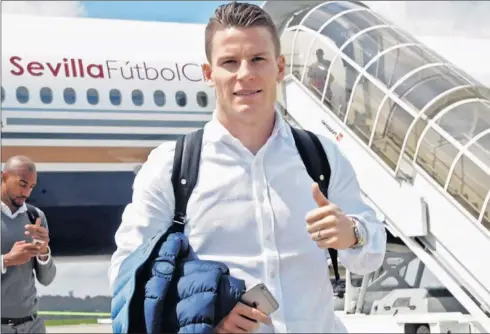  ??  ?? DESPEDIDA. Gameiro, ahora en Alemania con el Sevilla, está muy cerca de cerrar su traspaso al Atlético.