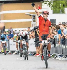  ?? FOTO: THUM ?? Simon Gegenheime­r hat nach seinem zweiten Sieg noch einen Punkt Rückstand im Gesamt-Weltcup.