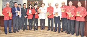  ??  ?? Wong (sixth left) and the USCCAKK presidenti­al council members invited Liew (sixth right) to the Chinese New Year Dragon, Unicorn and Lion Dance Festival.