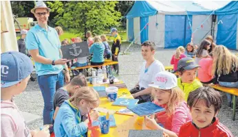  ?? FOTO: MARC KUSCHICK ?? Große Freude beim Basteln: Die Kinder haben beim Jugendzelt­lager in Winterreut­e unter anderem Fadenbilde­r entworfen.