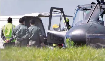  ??  ?? OPERATIVO. Los cuerpos de los pilotos argentinos fueron recuperado­s ayer en la cima de Sierra de las Ánimas.