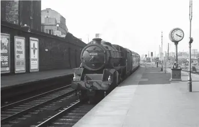  ?? K C H Fairey/Colour-Rail.com/92063 ?? After traversing the new link from Slateford, LMS ‘5MT’ 4-6-0 No 45127 drifts into Haymarket station with what is probably the Edinburgh portion of an express from London on Monday, 27 September 1965. On paper the engine was still allocated to Dalry Road shed and it would not be reallocate­d to the former NBR shed at St Margarets until 4 October, so Dalry Road was presumably still at least partially active in that grey area after closure of Edinburgh (Princes Street) station from 6 September 1965 and before the link from Slateford Junction was closed from 15 August 1966.