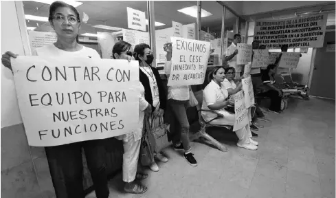  ?? FOTO: VÍCTOR HUGO OLIVAS ?? Trabajador­es exhiben las necesidade­s en la Clínica del Issste.