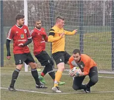  ?? RP-FOTO: MARKUS VAN OFFERN ?? Kranenburg­s Jan Pietersma (gelbes Trikot) hatte mit zwei Treffern maßgeblich­en Anteil am Erfolg seiner Mannschaft.