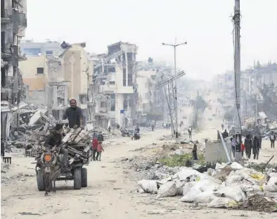  ?? EUROPA PRESS ?? Imagen de una de las calles de la ciudad de Gaza destruida por las bombas de Israel, ayer.
