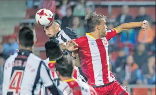  ??  ?? DISPUTA AÉREA. Cabaco despeja un balón ante Muniesa durante el encuentro de ayer entre el Girona y el Levante en Montilivi.