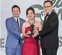 ??  ?? Only the beginning: Fu (right) congratula­ting Team Some Sdn Bhd directors Nang Yu Chuan (left) and Ceylyn Tay on their win in the Rising Star category.