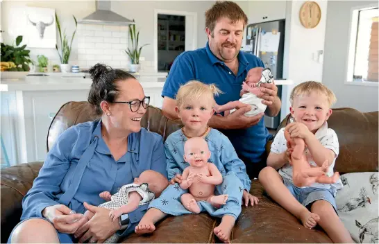  ?? PHOTO: MYTCHALL BRANSGROVE/STUFF ?? Nicole and Angus Lang with their 2-year-old twins Bernie and Dorothy -and 2-week-old twins Betty and Delilah.