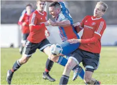  ?? FOTO: THOMAS SIEDLER ?? Der FC Ellwangen (blaues Trikot) und Meistersch­aftsfavori­t TSV Hüttlingen trennten sich vergangene­s Wochenende 1:1.