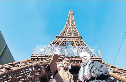  ??  ?? El youtuber, con el creador de la Torre Santa Rosa, que imita a la Eiffel, en Ituzaingó