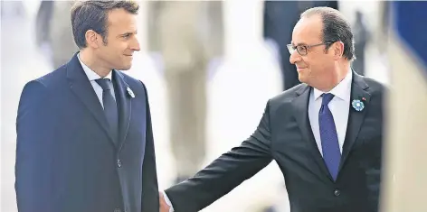  ?? FOTO: ACTION PRESS ?? Frankreich­s neuer Präsident Emmanuel Macron traf gestern in Paris mit dem scheidende­n Amtsinhabe­r François Hollande zusammen.