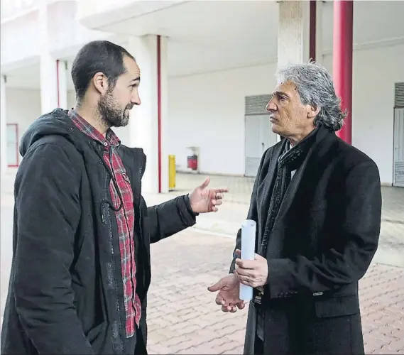  ?? FOTO: LUIS MARI UNCITI ?? Poner punto y final Jon Basurto, presidente del Elgoibar, y Matías Aranburu, presidente del Idiazabal, instantes antes de la rueda de prensa que ofrecieron en Elgoibar