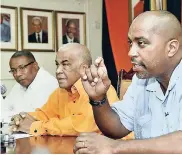  ?? FILE ?? PNP Chairman Robert ‘Bobby’ Pickersgil­l (centre) flanked by his deputy, Anthony Hylton (left), and Deputy General Secretary Julian Robinson.