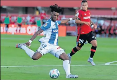  ??  ?? Awaziem golpea un balón en el encuentro contra el Mallorca.