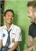  ?? UNICEF/INDONESIA/MODOLA FOR JAWA POS RADAR SEMARANG ?? NGAKAK BARENG: Sri Pundati tertawa saat mengajari David Beckham bahasa Jawa di rumahnya di Semarang. Foto kanan, Ego Krisna Yuliyanto dan Beckham.