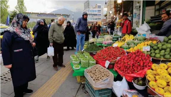  ?? Bild: Atta Kenare/AFP/Getty Images ?? Die Menschen im Iran leiden seit Jahren unter starker In  ation und hohen Lebensmitt­elpreisen