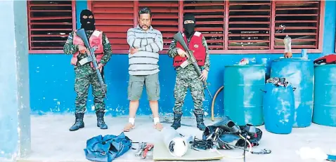  ?? FOTOS: EL HERALDO ?? Miembros de la Fuerza Naval de Honduras capturaron a Ramón Orlando Cáceres Nájera y le decomisaro­n tres kilos de cocaína.