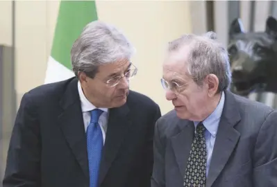  ?? Ansa ?? Legislator­i creativi Paolo Gentiloni e Pier Carlo Padoan. Sotto, la commissari­a Vestager. A destra: Carlo Messina