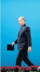  ?? Foto: AFP / Mark Schiefelbe­in ?? Zweieinhal­b Themen in der Mappe: Tayyip Erdogan.