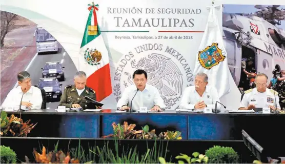  ??  ?? Miguel Ángel Osorio Chong sostuvo una reunión con el gabinete de seguridad nacional y el gobernador del estado