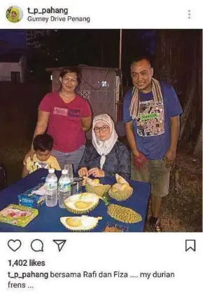  ??  ?? Tengku Puan Pahang Tunku Azizah Aminah Maimunah Iskandaria­h Sultan Iskandar Al-Haj has posted Instagram videos of her with durian vendor Rafi and his family in George Town.