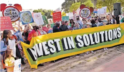  ??  ?? “Invertir en soluciones”, exigen manifestan­tes que protestaro­n ante la Casa Blanca por la decisión de Trump.