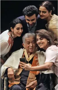  ?? AP, AFP file ?? Karisma Kapoor, Ranbir Kapoor, Rekha and Neetu Singh pose for a selfie with Shashi Kapoor. —