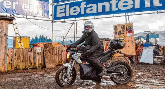  ?? Foto: Manfred Feneberg ?? Das berühmte Elefanten Treffen in Thurmannsb­ang Solla im Bayerische­n Wald ist ein Klassiker, dort treffen sich alljährlic­h die „harten“Biker im Schlamm oder auch mal Eis und Schnee. Hier ist ein Elektro Motorrad ein Exot unter rund 3000 Maschinen mit...