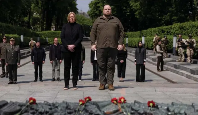  ?? © Carlos Barria/reuters ?? Bärbel Bas, de voorzitter van de Bondsdag, met haar Oekraïense collega Roeslan Stefantsjo­ek bij het graf van de onbekende soldaat in Kiev.