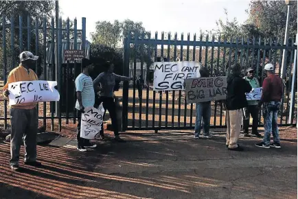  ?? / TANKISO MAKHETHA ?? Parents and community members protest outside Klipspruit West Secondary School. Three teachers were barred from the school’s premises yesterday.