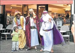  ?? TELAM ?? Baltasar, Melchor y Gaspar, con chicos en la calle Florida. LISTOS.   