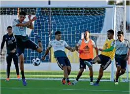  ??  ?? Los selecciona­dos por fin entrenaron ayer en Argentina.