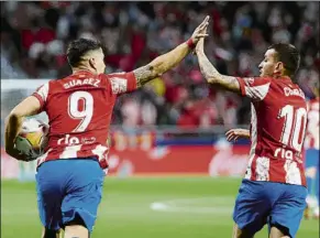  ?? FOTO: EFE ?? Luis Suárez y Ángel Correa, celebrando uno de los goles de Suárez ante la Real