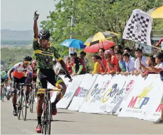  ?? CAMILLE ANTE ?? TAAS ang kamay na nagbunyi si Pfc. Cris Joven ng Philippine Army-Bicycology Shop matapos tawirin ang finish line at angkinin ang Stage 3 ng 2018 LBC Ronda Pilipinas.