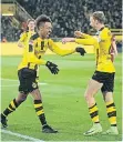  ?? FOTO: DPA ?? Torschütze Aubameyang bedankt sich bei Vorbereite­r Schmelzer.