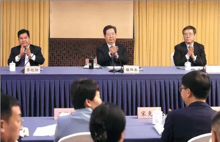  ?? JIANG QIMING / CHINA NEWS SERVICE ?? Lou Yangsheng (center), Party secretary of Henan province, joins deliberati­ons of deputies from the province at the second session of the 14th National People’s Congress in Beijing on Thursday.