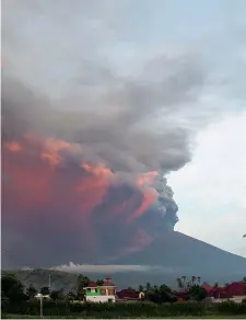  ?? (foto Reuters) ?? Cenere e fumo Dalla sommità della montagna più alta di Bali sono saliti verso l’atmosfera pennacchi di cenere e fumo che hanno raggiunto i quattromil­a metri d’altezza