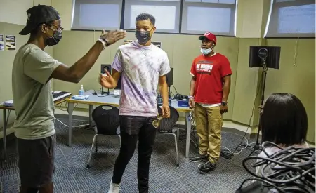  ?? TOM GRALISH TNS ?? Carver alums Amyronn DesVignes-Pope, left, and DJ Swelly Devon Curtis, right, tour the school's recording studio with seniors Caleb Autry, center, and Amoya Donaldson, seated right.