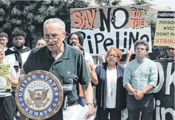  ?? /LIZ DONOVAN ?? El líder de la mayoría del Senado, Chuck Schumer, se unió a la protesta de 2021 en Greenpoint contra el proyecto de oleoducto de National Grid en el norte de Brooklyn.