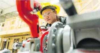  ?? PHOTOS: MICHAEL BELL ?? Evangeline Licayo threads and cuts pipe at the Regina Trades and Skills Centre.