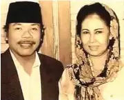  ?? INSTAGRAM SIDOELANAK­SEKOLAHAN ?? PENUH KENANGAN: Benyamin Sueb dan Aminah Cendrakasi­h saat awal tayang Si Doel Anak Sekolahan pada 1994.