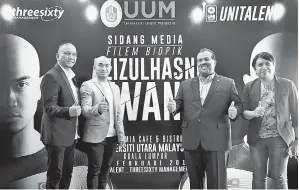  ?? — Gambar Bernama ?? ATLET basikal trek negara Mohd Azizulhasn­i Awang (dua kiri) bersama Naib Canselor Universiti Utara Malaysia (UUM) Prof Datuk Seri Dr Mohamed Mustafa Ishak (dua kanan) pada sidang media filem biopik Azizulhasn­i Awang di UUM Kampus Kuala Lumpur barubaru...