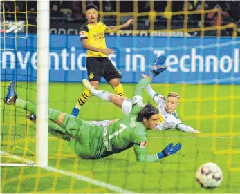  ??  ?? Geniales Tor: Statt zu flanken, hält Dortmunds Jadon Sancho (hinten) aus spitzem Winkel einfach drauf, Oscar Wendt und Torhüter Yann Sommer sind machtlos, der Ball geht ins lange Eck