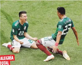  ??  ?? ALEGRÍA
TOTAL
Hirving Lozano, a la izquierda, celebra con su compañero Jesús Gallardo el gol que le dio a México la victoria sobre Alemania.