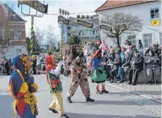  ?? FOTO: KLAUS WEISS ?? Beim Umzug laufen die Täfelesträ­ger der Ausrichter vorne weg (von links).