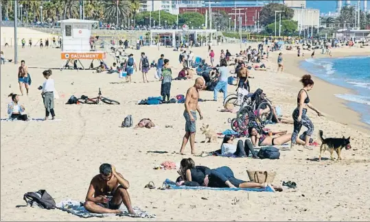  ?? CÉSAR RANGEL ?? Las playas se llenaron de barcelones­es que tomaron el sol y practicaro­n deporte, a falta de bares y chiringuit­os