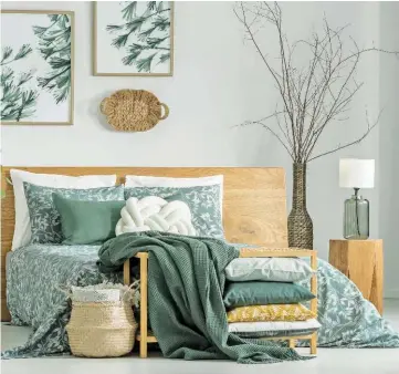  ??  ?? Interior-design profession­als suggest putting accessorie­s such as wall hangings in odd-numbered groupings and varying the scale and height of items in a room.